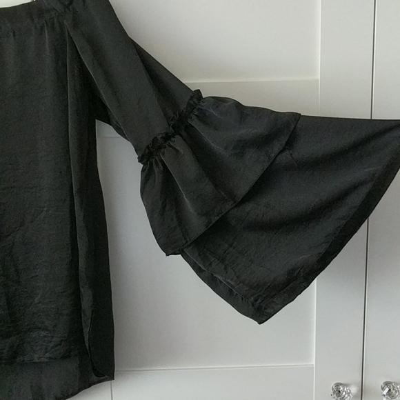 ❄️ 3/$25 Wide-Shoulder Ruffle Sleeved Blouse - Picture 1 of 3